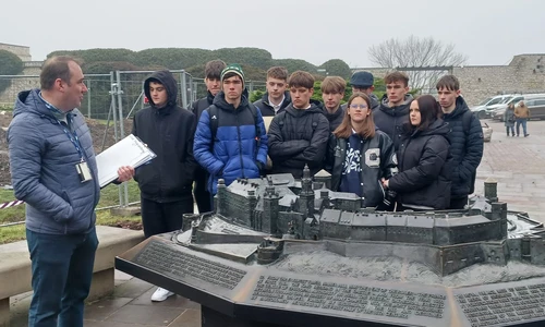 uczniowie przy makiecie Wawelu