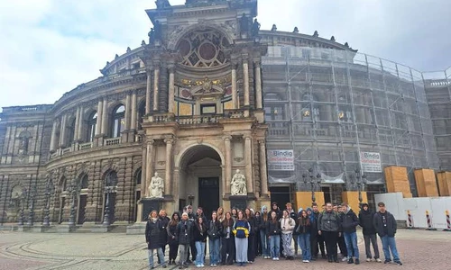 Uczniowie i nauczyciele na wycieczce