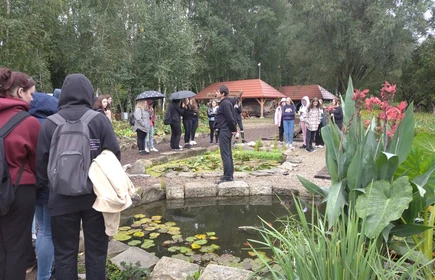 Uczniowie zwiedzają Arboretum Bolestraszyce