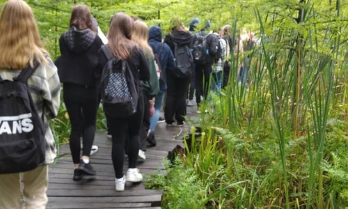 Uczniowie zwiedzają Arboretum Bolestraszyce