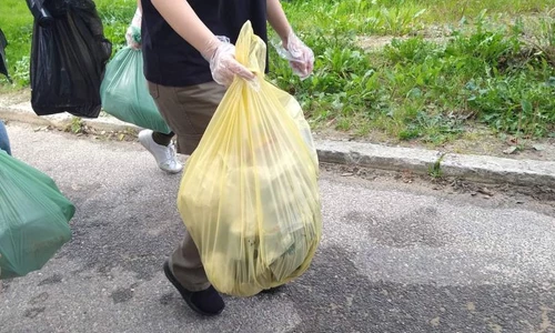 Uczniowie w trakcie akcji sprzętania świata