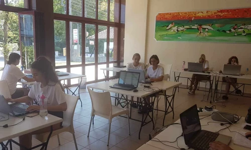 Uczniowie technik reklamy pracują przy stanowiskach komputerowych