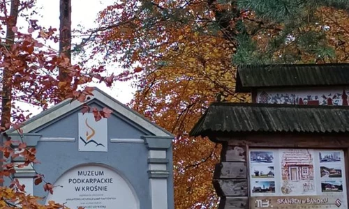 tablice informacyjne muzeum