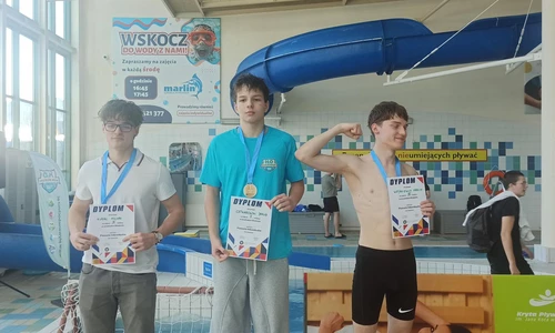 Uczniowie w trakcie wręczenia nagr&oacute;d