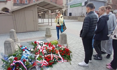 Wieńce przy tablicy kościuszkowskiej na rynku Gł&oacute;wnym