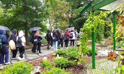 uczniowie zwiedzają Arboretum w Bolestraszycach