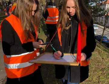 Uczestniczki ćwiczeń w trakcie pracy.