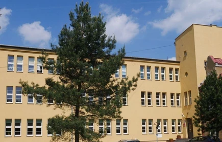 budynek szkoły widok od strony południowej