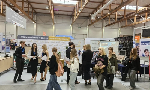 Uczniowie i nauczyciele w trakcie FEstiwalu Zawodów w Krakowie