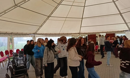 Uczniowie klas pierwszych w trakcie pikniku integracyjnego