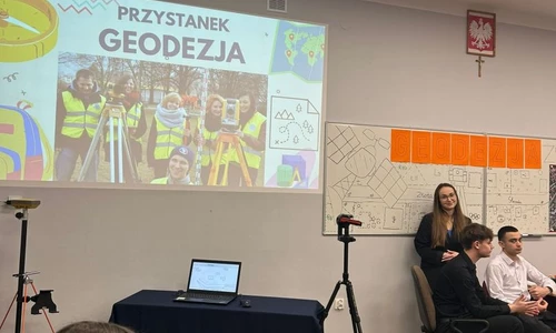 Uczniowie w trakcie festiwalu zawod&oacute;w