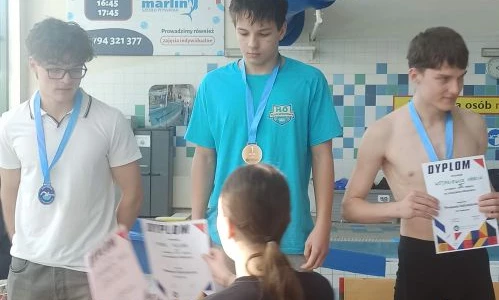 Uczniowie w trakcie wręczenia nagr&oacute;d