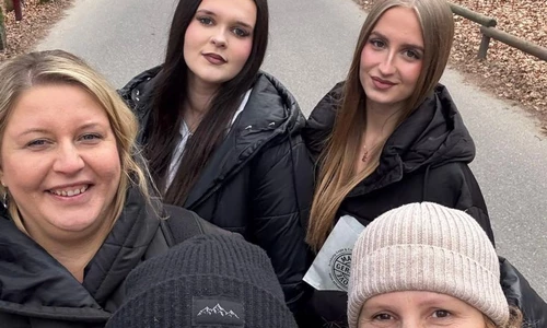 Uczniowie i nauczyciele na wycieczce