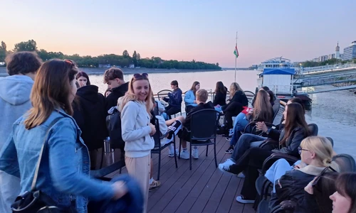uczniowie w trakcie rejsu po Dunaju