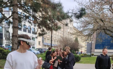 Uczniowie  w parku Jordana w trakcie ćwiczeń