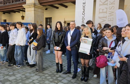 Uczniowie z nauczycielem na zamku w Niepołomicach