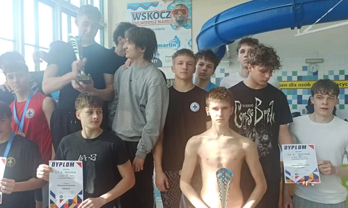 Grupa uczni&oacute;w