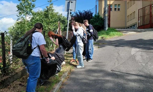 uczniowie szkoły w trakcie akcji sprzątanie świata