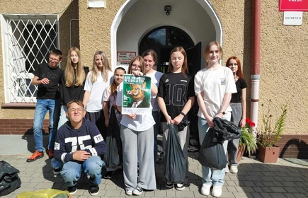 zdjęcie grupowe uczniów bioracych udział w sprzątaniu świata