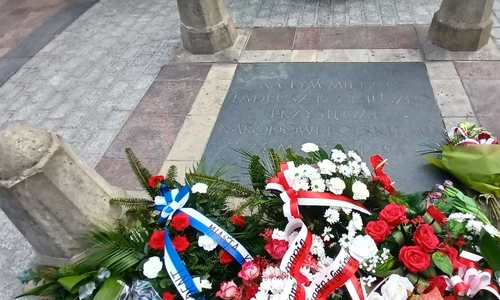 Wieńce przy tablicy kościuszkowskiej na rynku Gł&oacute;wnym