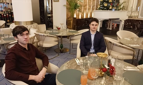 uczniowie w restauracji Hawełka