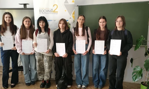 Młodzież z certyfikatami kończącymi program Erasmus