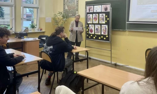 Uczniowie w trakcie akcji Żonkile