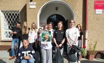 zdjęcie grupowe uczniów bioracych udział w sprzątaniu świata
