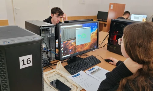 uczniowie w trakcie szkolenia ze skaninigu laserowego
