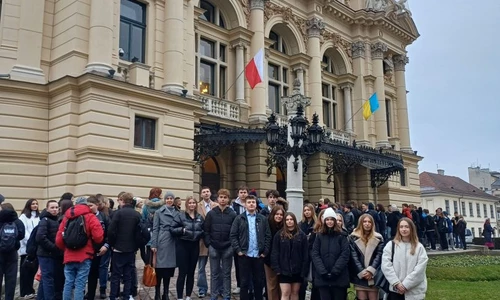 Grupa uczniów przed budynkiem teatru