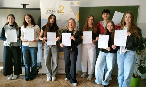 Młodzież z certyfikatami kończącymi program Erasmus