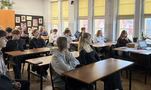 uczniowie w trakcie zajęć przygotowawczych do wyjazdu Erasmus