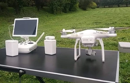 Biały dron i sterownik.