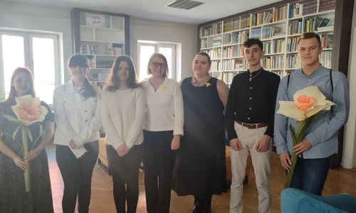 Uczniowie w trakcie akcji Żonkile w bibliotece publicznej