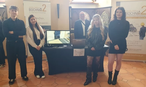 Stoisko szkoły na targach edukacyjnych w Niepołomicach