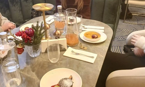 uczniowie w restauracji Hawełka