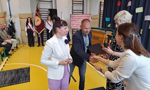 wręczenie dyplomów uznania dla rodziców