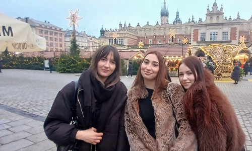 uczennice na rynku krakowskim