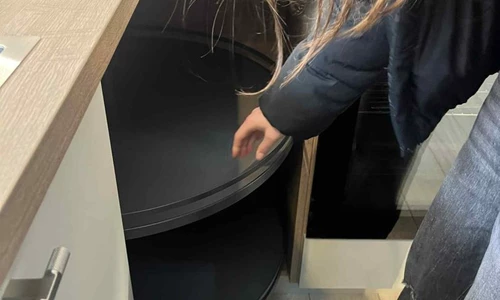 Uczniowie w trakcie zajęć warsztatowych w salonie meblowym Sułtan