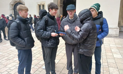 uczniowie na Wawelu