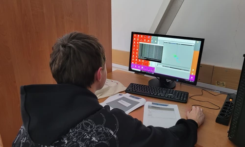 uczniowie w trakcie szkolenia ze skaninigu laserowego